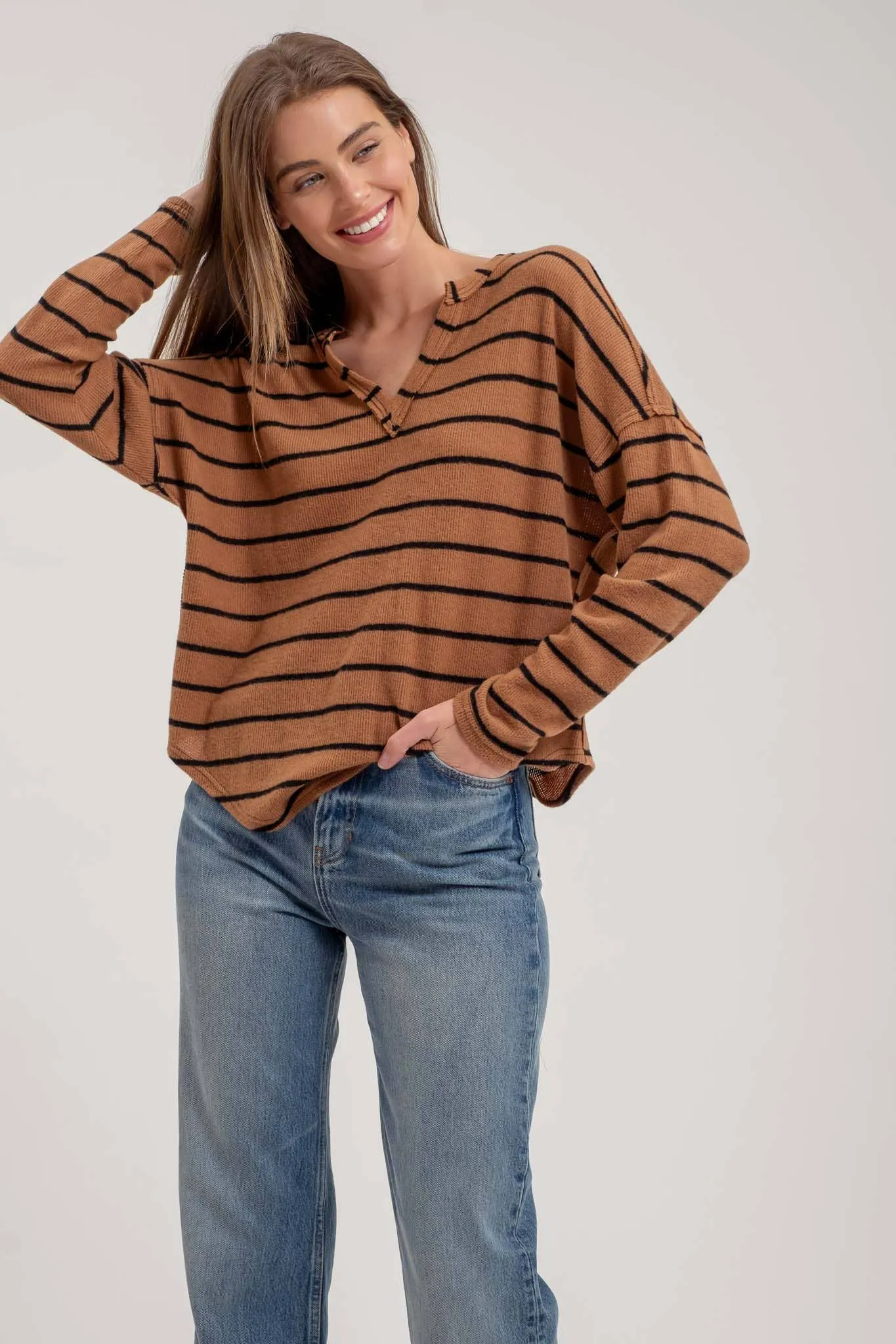 STRIPE EXPOSED SEAM SPLIT NECK KNIT TOP: BROWN