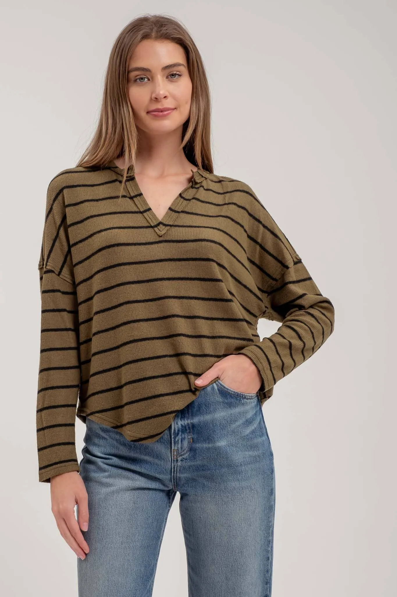 STRIPE EXPOSED SEAM SPLIT NECK KNIT TOP: BROWN