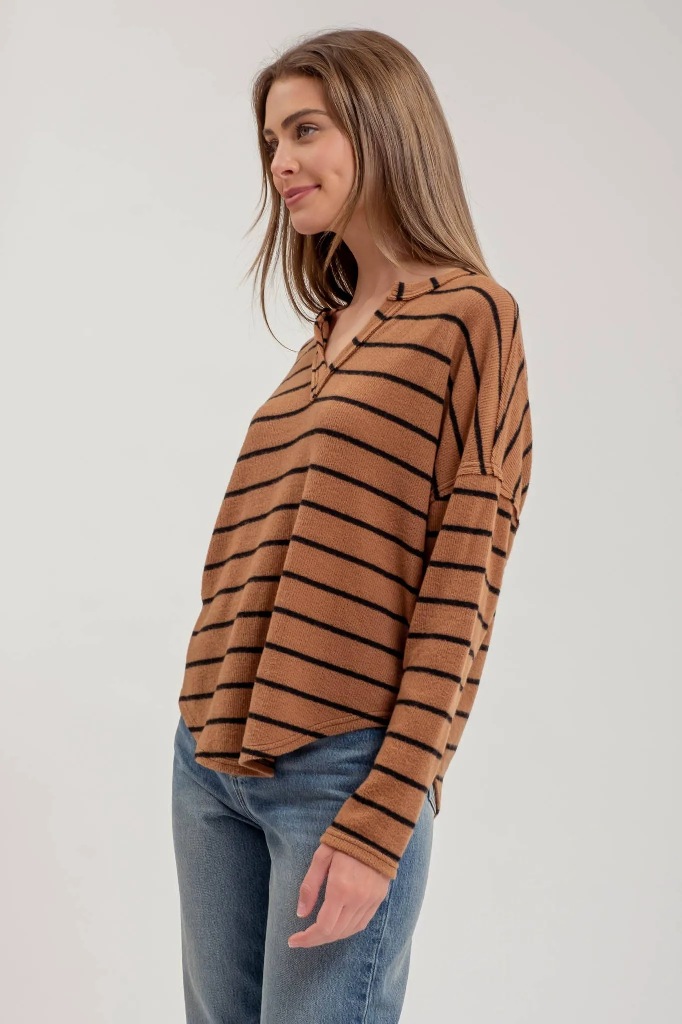 STRIPE EXPOSED SEAM SPLIT NECK KNIT TOP: BROWN