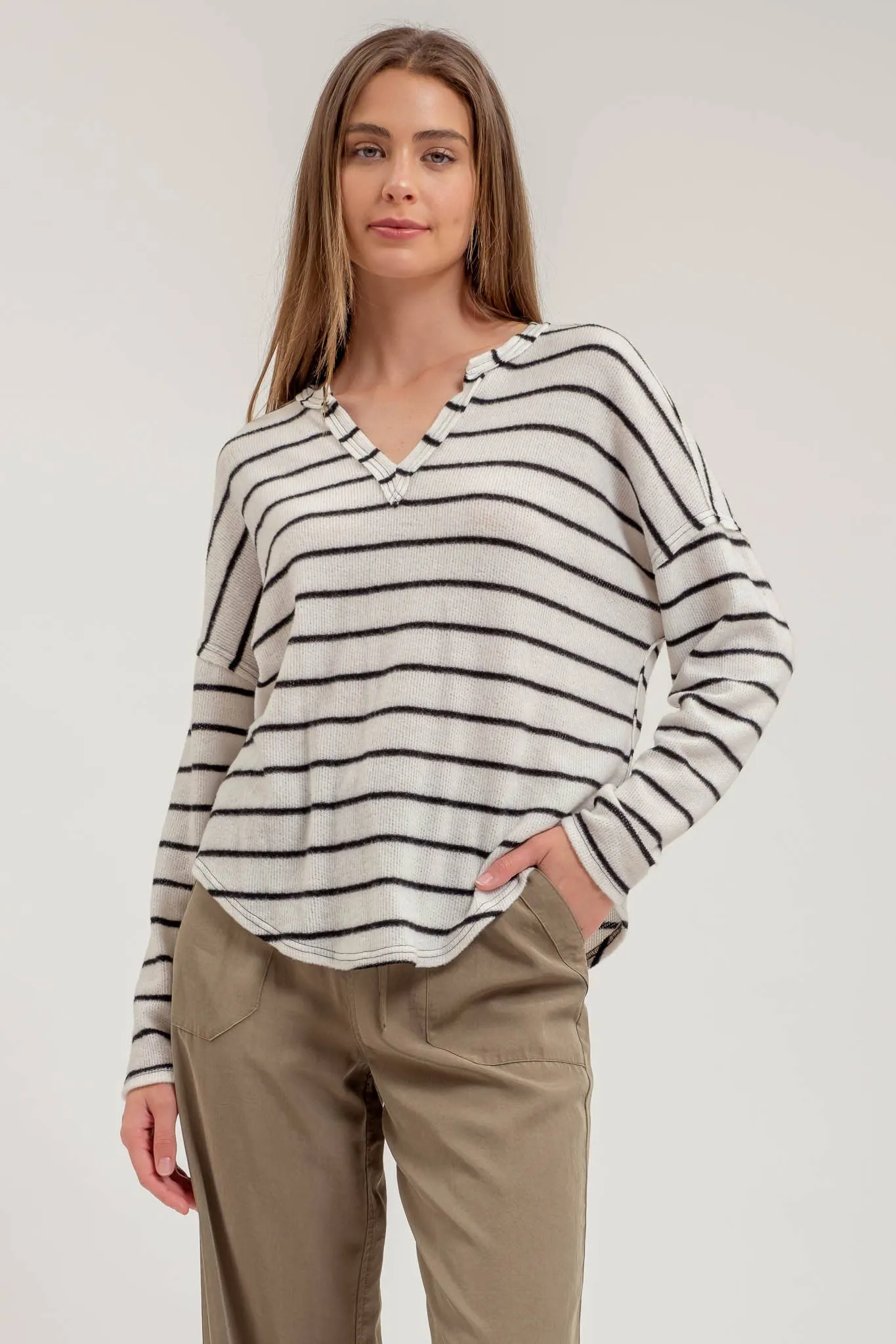 STRIPE EXPOSED SEAM SPLIT NECK KNIT TOP: BROWN