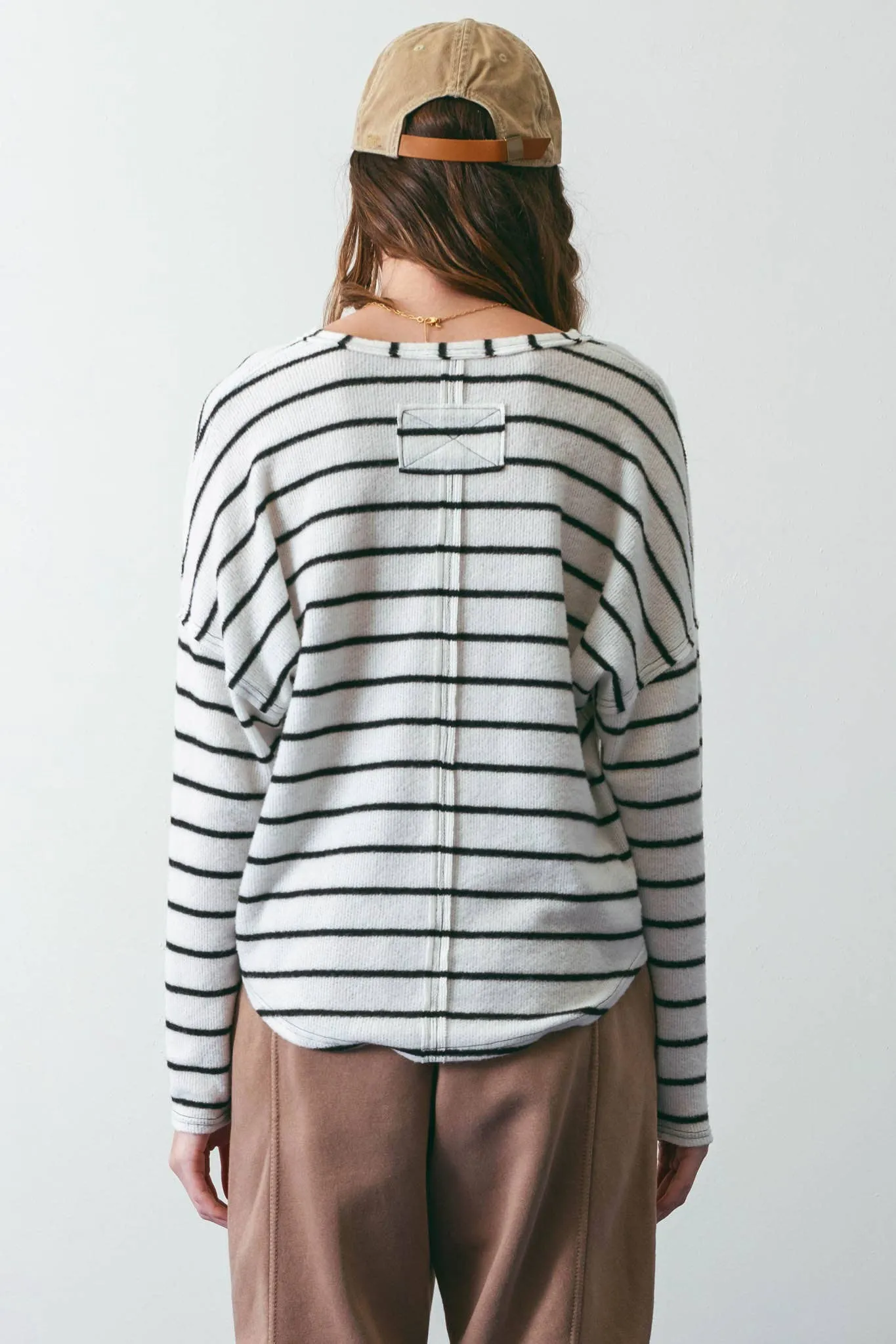 STRIPE EXPOSED SEAM SPLIT NECK KNIT TOP: BROWN