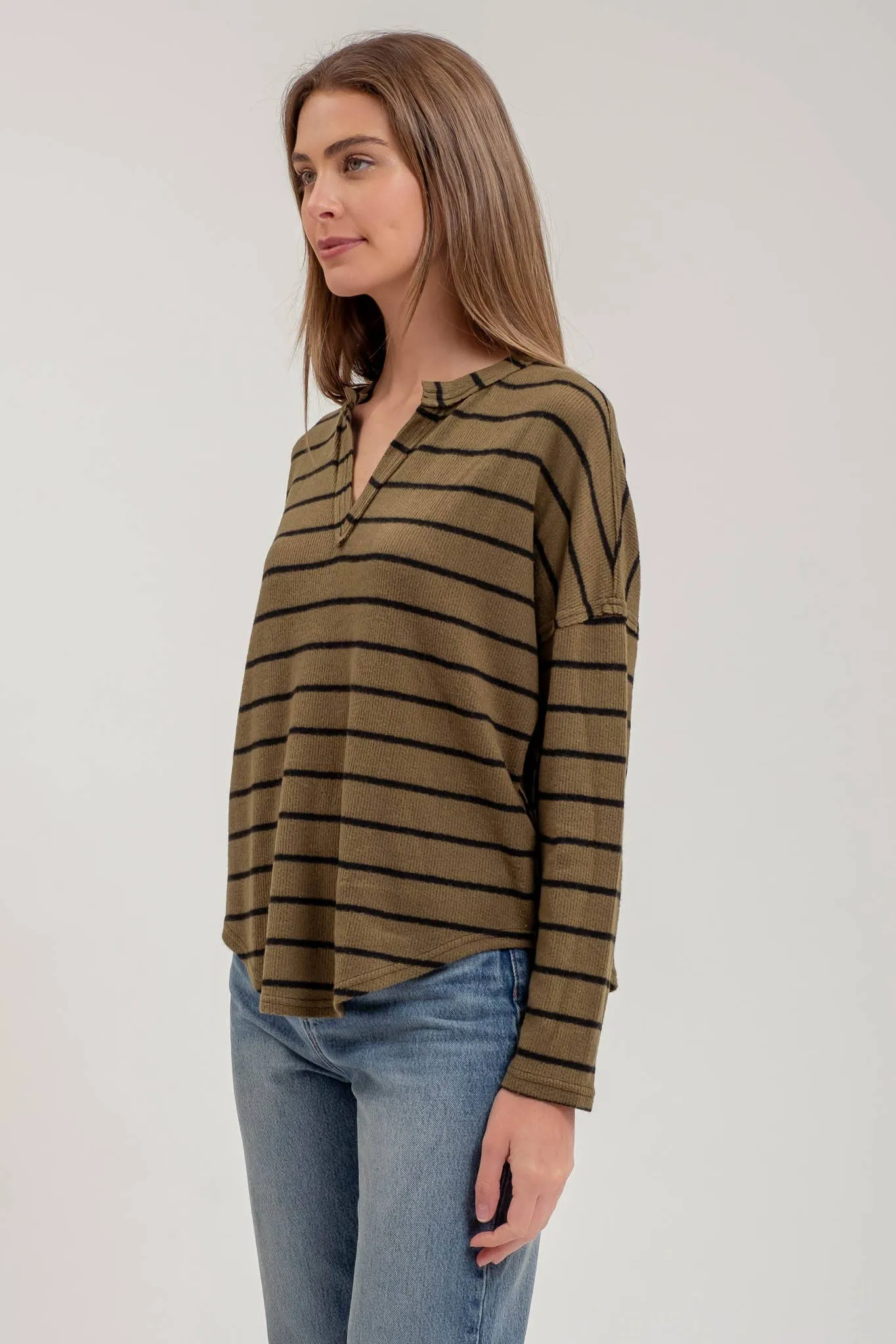 STRIPE EXPOSED SEAM SPLIT NECK KNIT TOP: BROWN