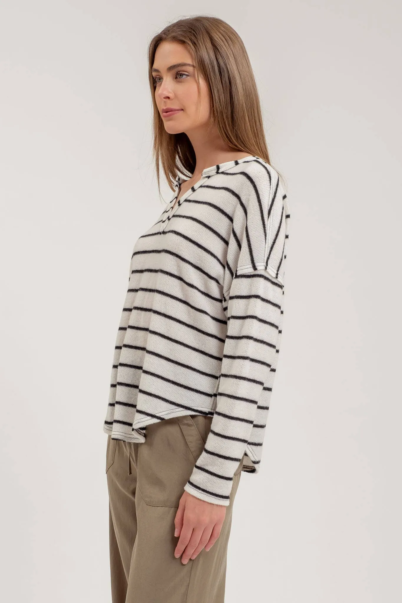 STRIPE EXPOSED SEAM SPLIT NECK KNIT TOP: BROWN