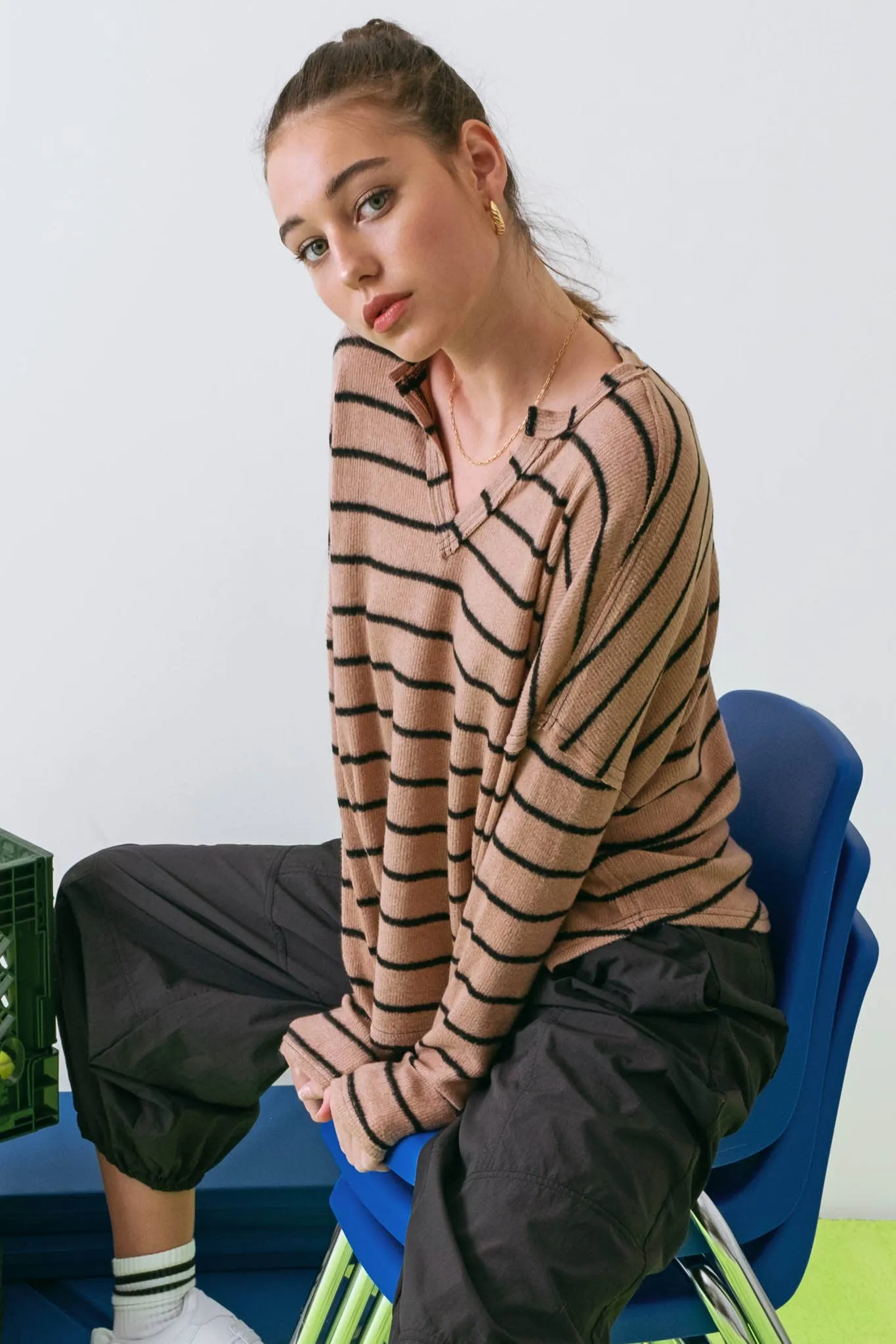 STRIPE EXPOSED SEAM SPLIT NECK KNIT TOP: BROWN