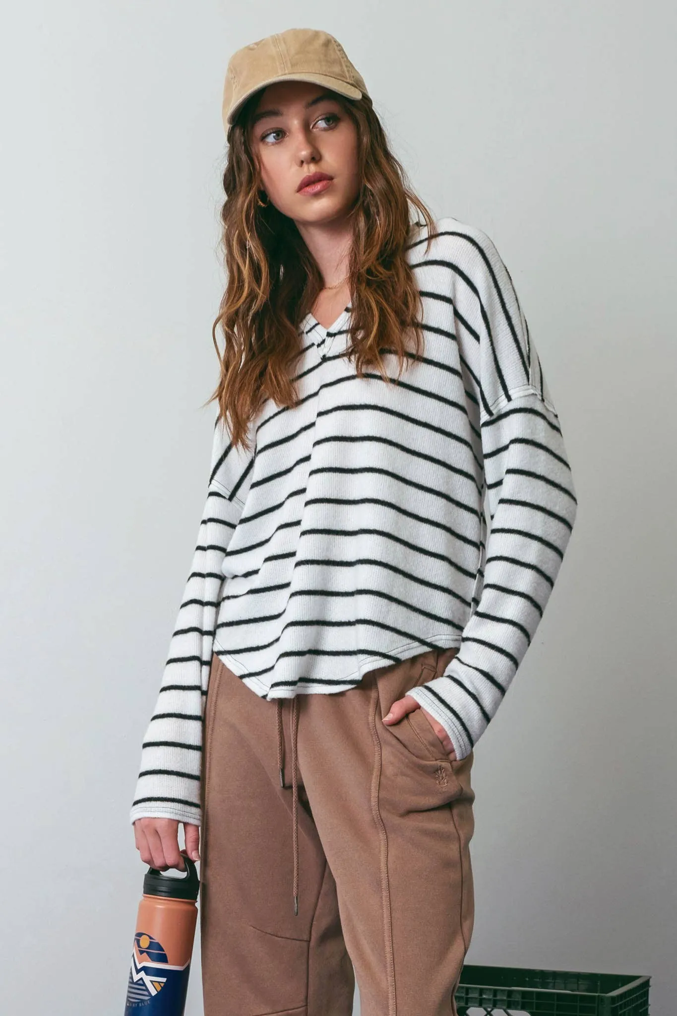 STRIPE EXPOSED SEAM SPLIT NECK KNIT TOP: BROWN