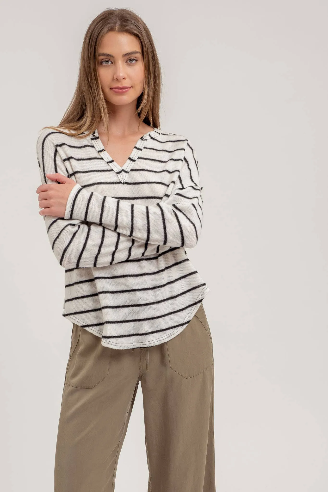 STRIPE EXPOSED SEAM SPLIT NECK KNIT TOP: BROWN