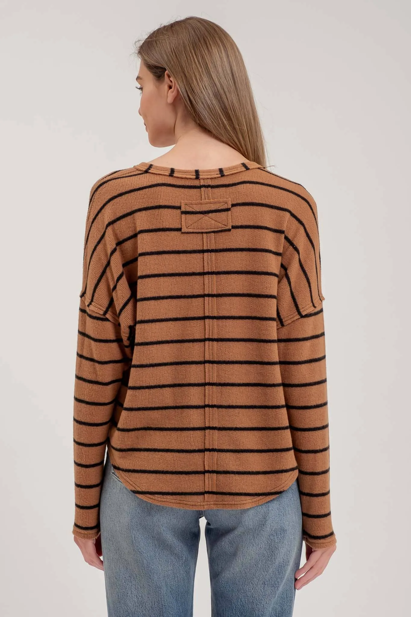 STRIPE EXPOSED SEAM SPLIT NECK KNIT TOP: BROWN