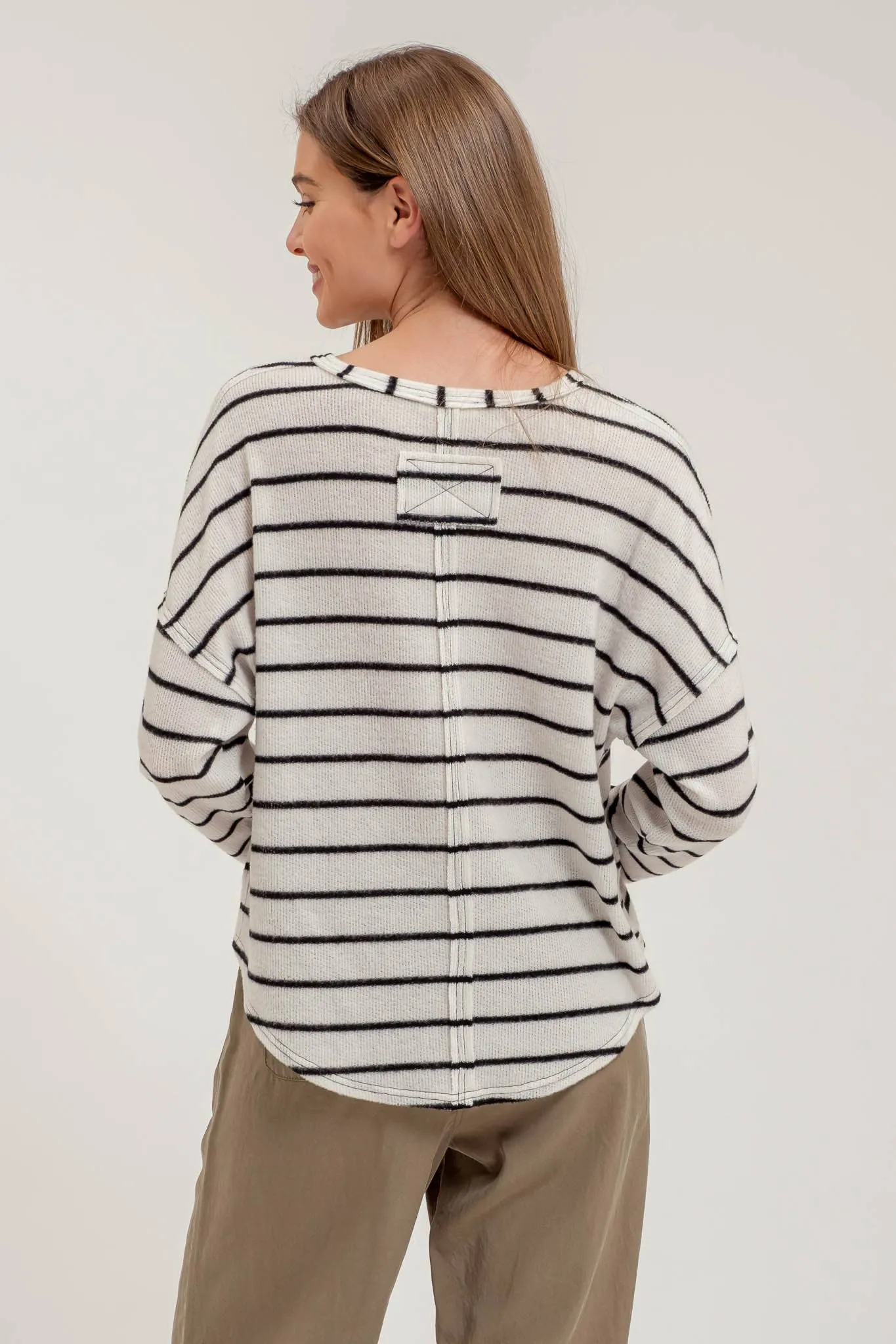 STRIPE EXPOSED SEAM SPLIT NECK KNIT TOP: BROWN