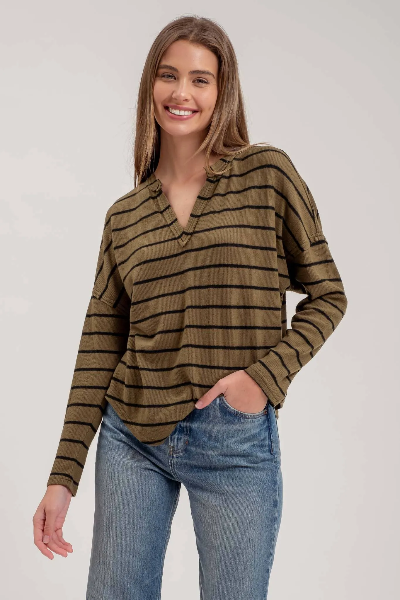 STRIPE EXPOSED SEAM SPLIT NECK KNIT TOP: BROWN