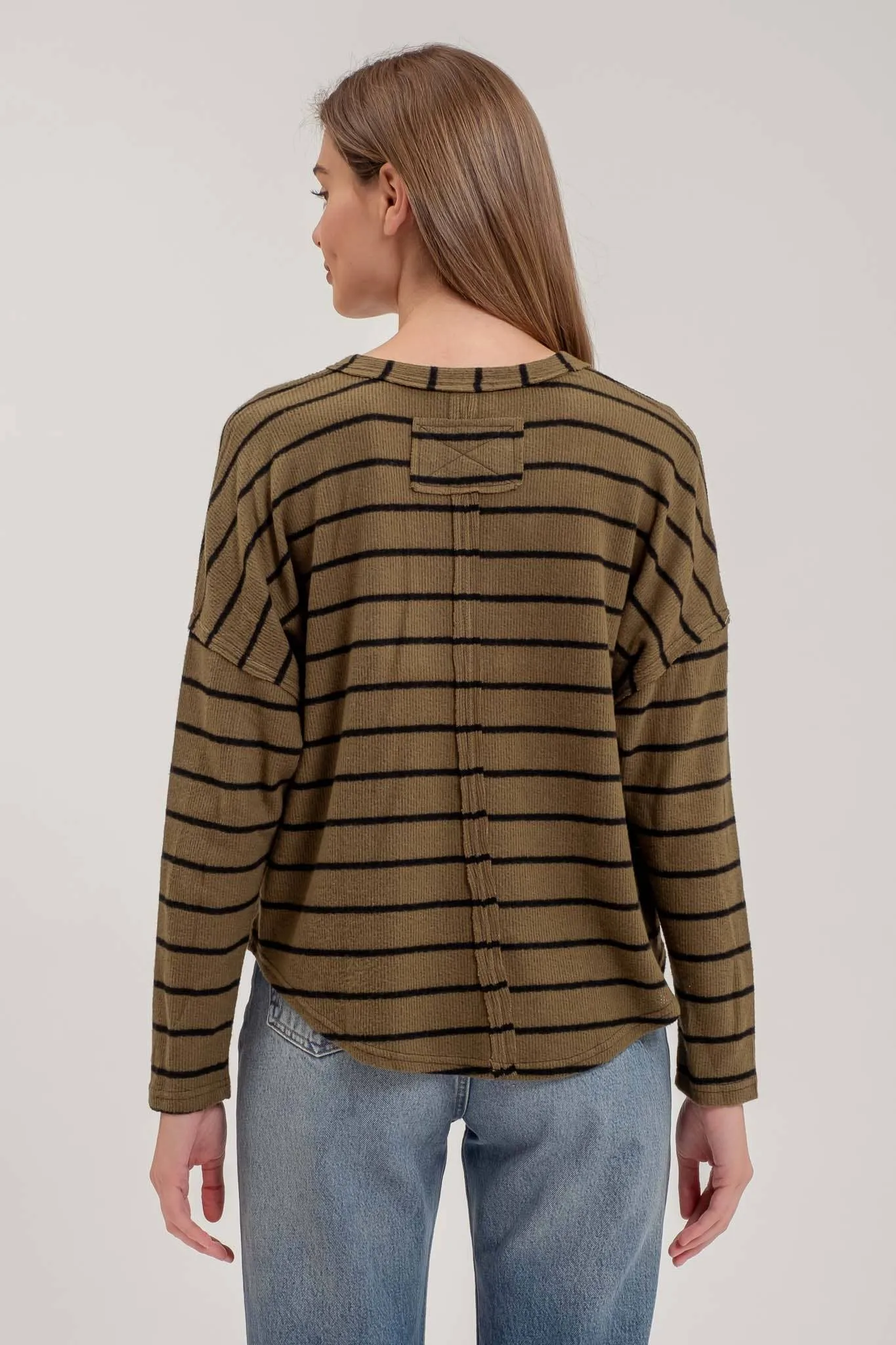 STRIPE EXPOSED SEAM SPLIT NECK KNIT TOP: BROWN