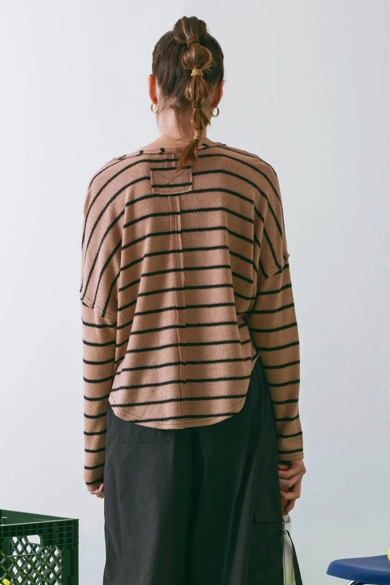 STRIPE EXPOSED SEAM SPLIT NECK KNIT TOP: BROWN